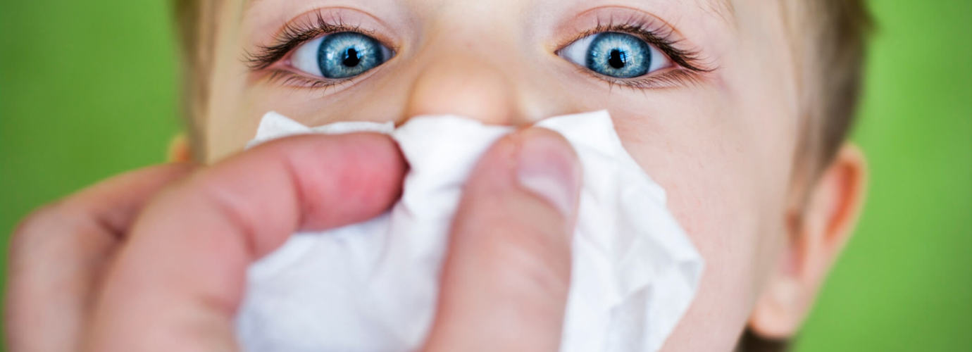 Zo kun je de verstopte neus van je baby snuiten