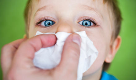 Is je baby verkouden? Zo kun je de verstopte neus van je baby snuiten