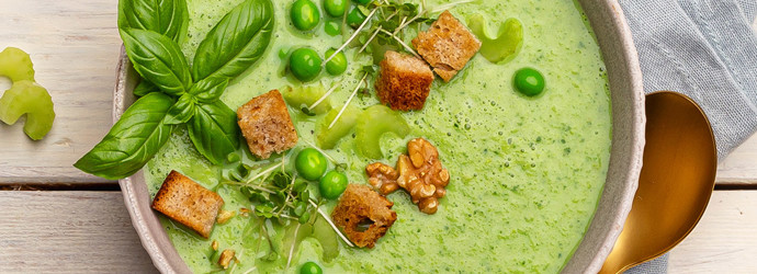 Grüne Gazpacho mit Erbse und Staudensellerie