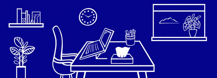Vrouw in rolstoel die van haar bureau werkt met een schaal koekjes
