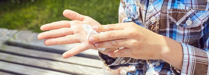 Bambino si pulisce le mani con un fazzoletto
