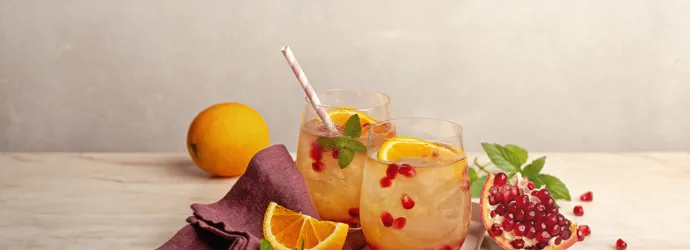 Selbstgemachter Wasserkefir mit Orange und Granatapfel