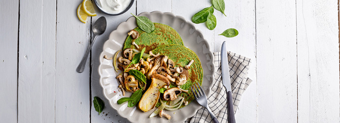 Spinat-Pfannkuchen mit Pilzen und Knoblauch-Joghurt