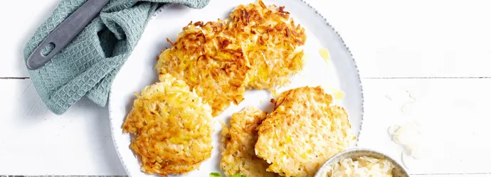 Sauerkrautpuffer mit Kartoffel und Radieschen-Schmand